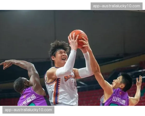 麦基周琦双塔组合成型 北京禁区防守与篮板保护获双重保障